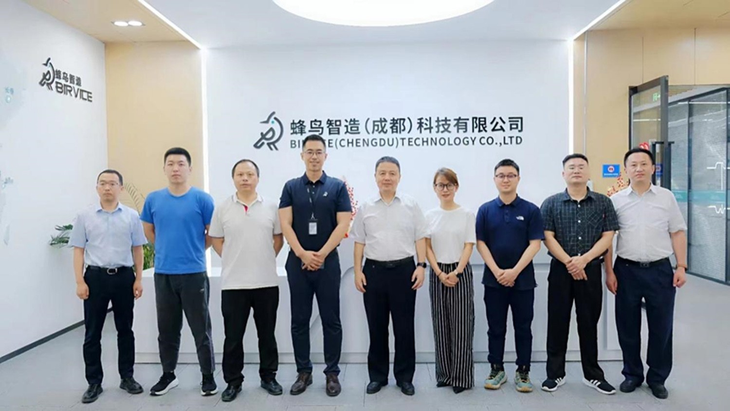 与蜂鸟智造（成都）科技有限公司达成校企合作意向.jpg