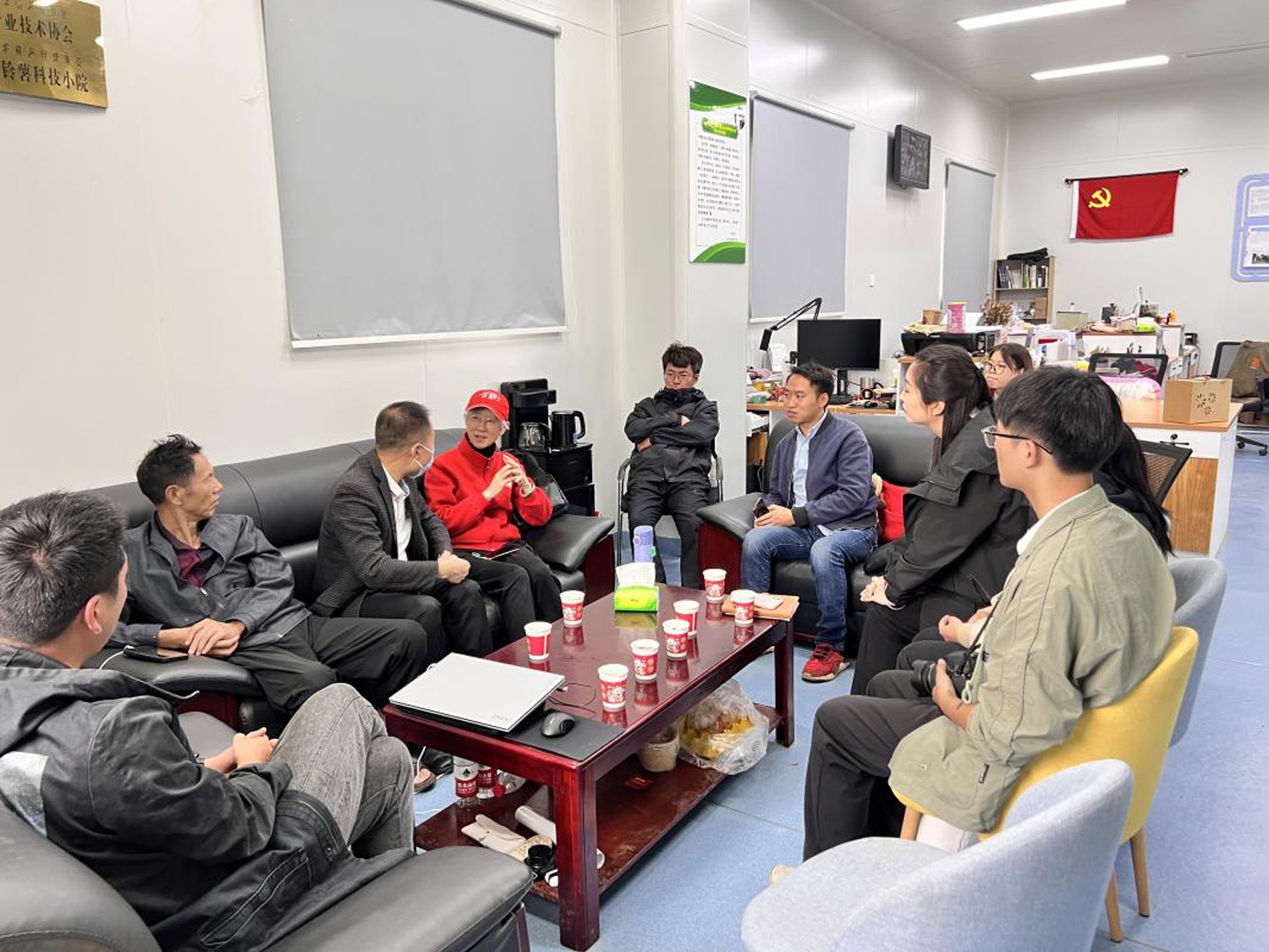 回访布拖县、跟进智慧教室设备捐建进度.jpg