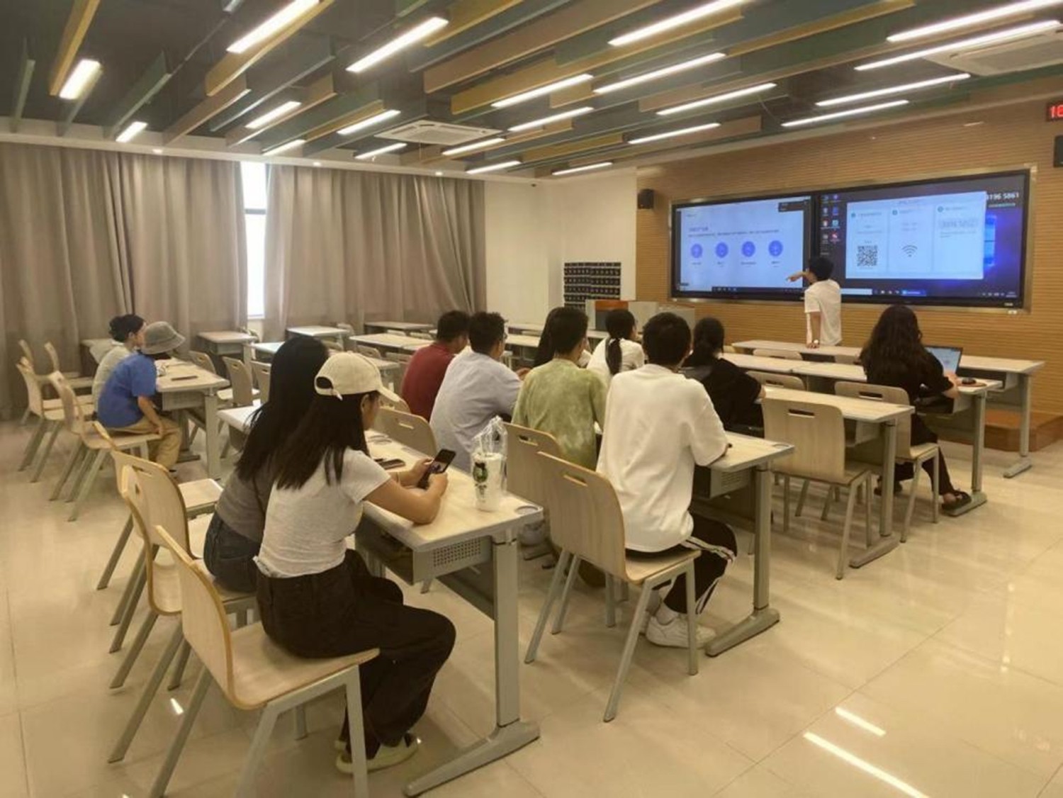 睿蓝汽车到领克新媒体营销实验班开展专场招聘.jpg